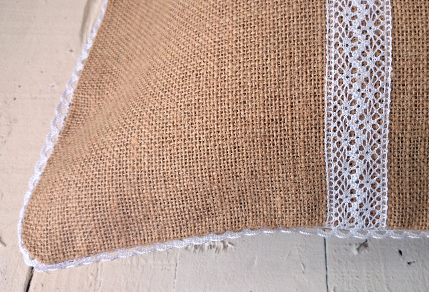 Funda de cojín de arpillera y encaje blanco/burlap and white lace