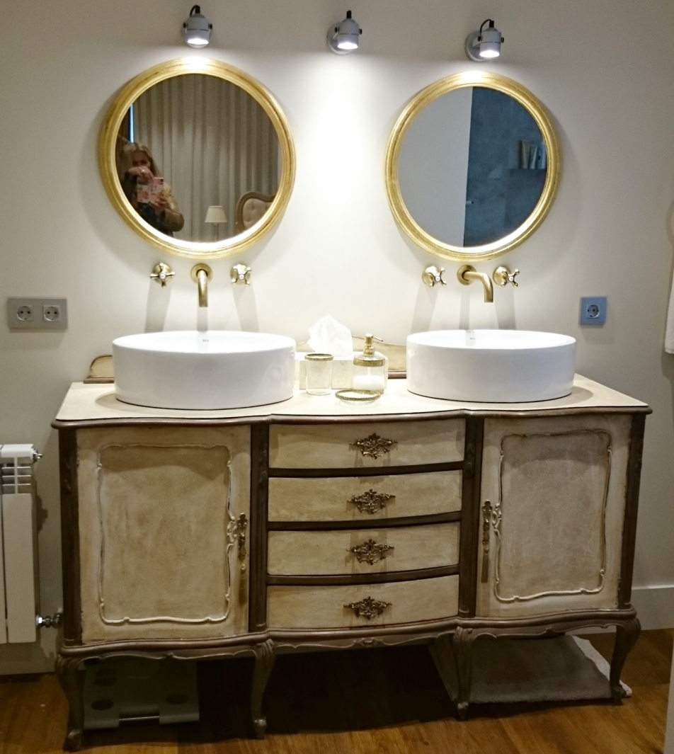 Aparador vintage transformado en mueble de baño personalizado