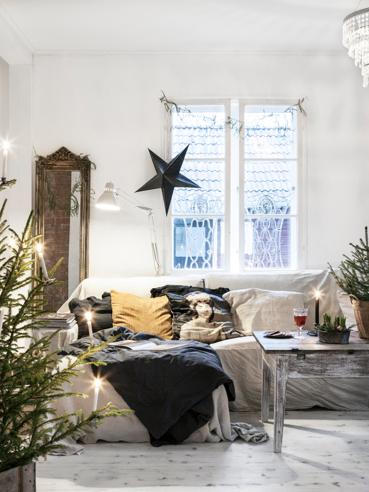 Blanca Navidad en una casa escandinava