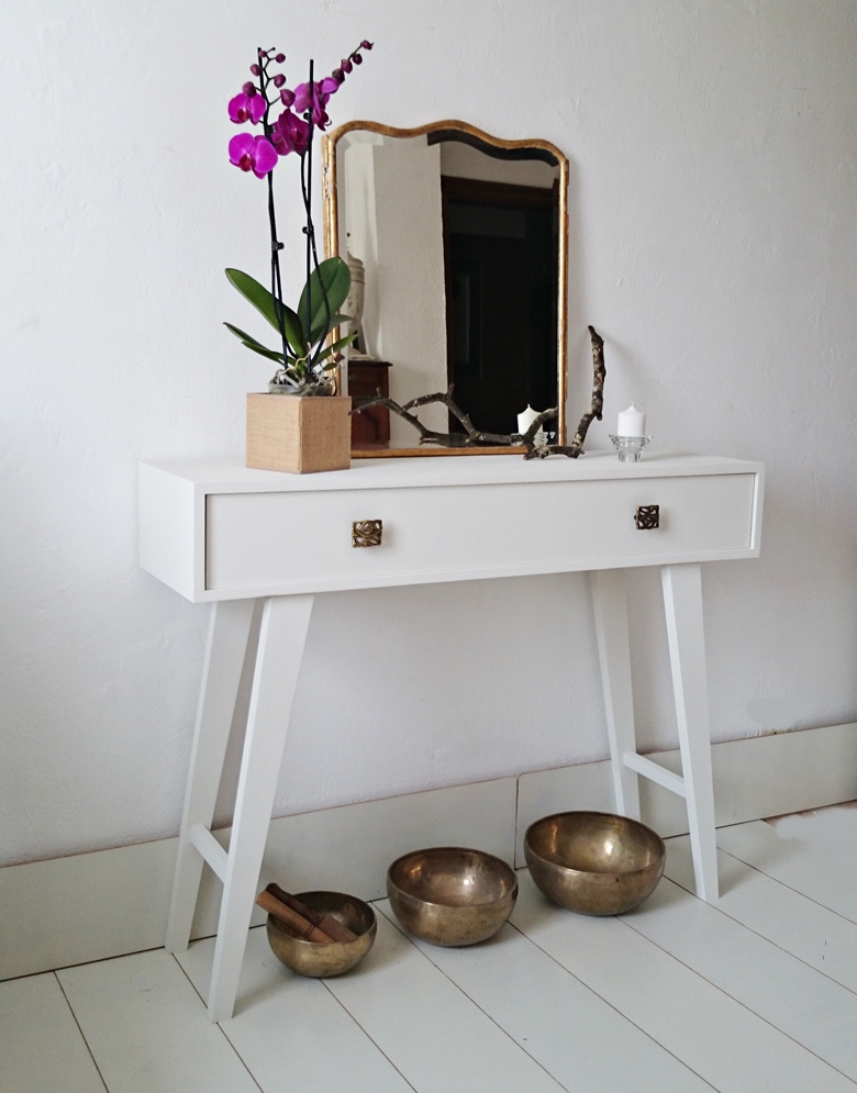 Consola blanca con patas de aguja | Bohemian and Chic