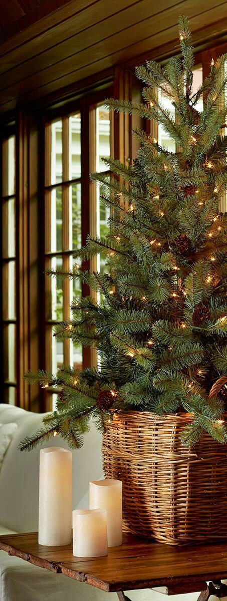 11 ideas para decorar la base del árbol de navidad con cestas