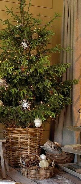 11 ideas para decorar la base del árbol de navidad con cestas