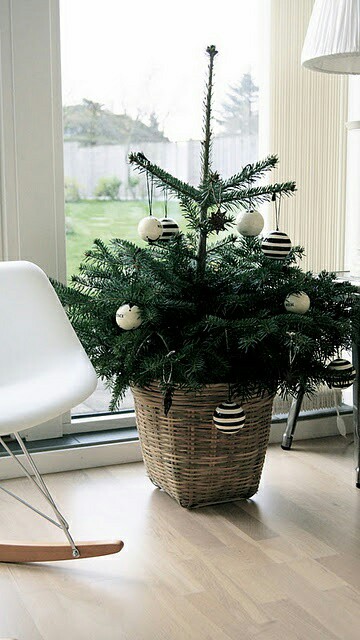 11 ideas para decorar la base del árbol de navidad con cestas