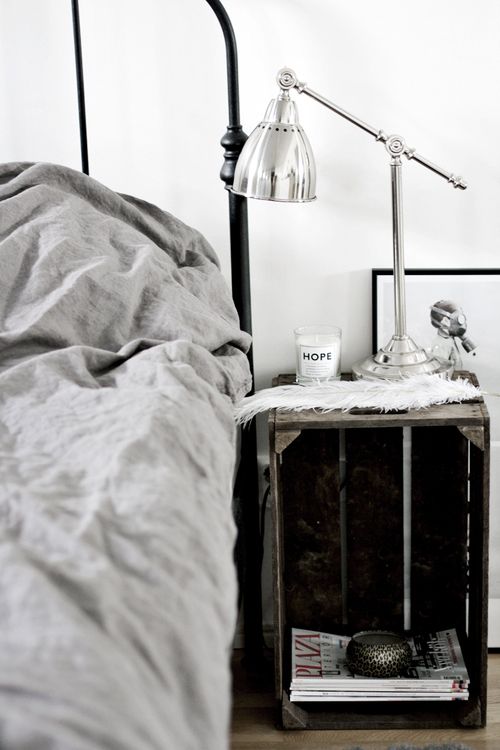 22 ideas originales de mesitas de noche hechas con cajas de madera