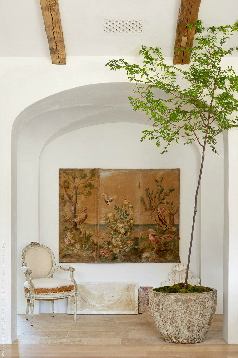 Antiguo sillón Luis XVI un clásico siempre actual en la entrada