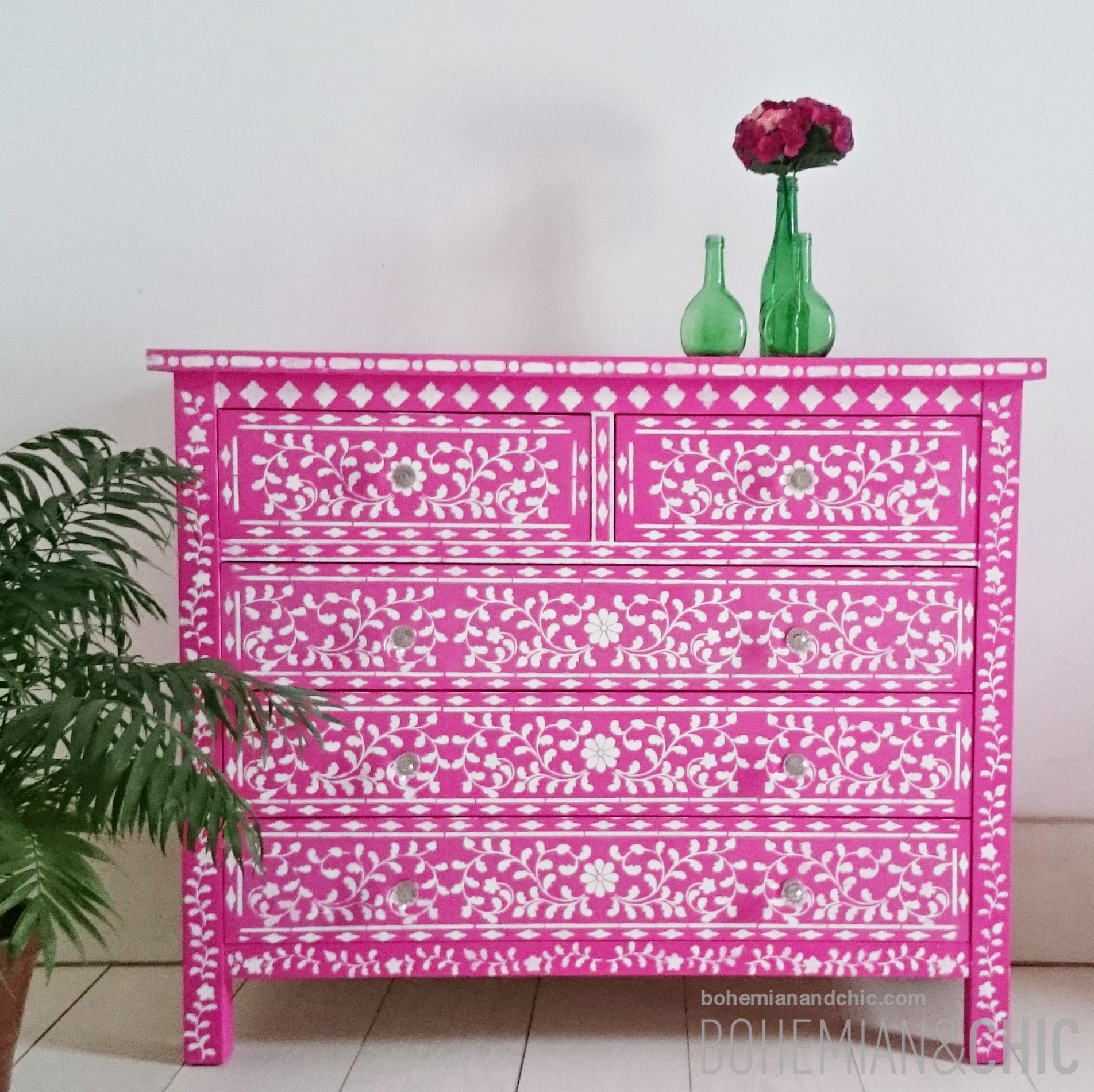 Una cómoda fucsia de estilo étnico