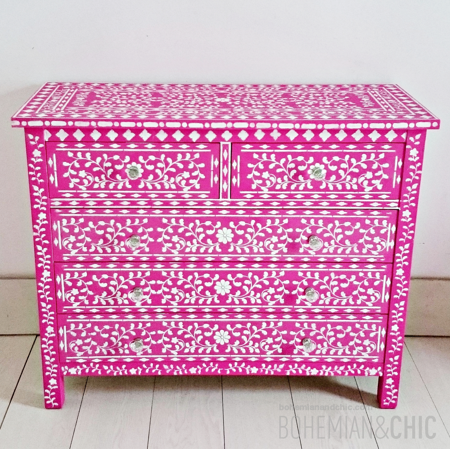 Una cómoda fucsia de estilo étnico