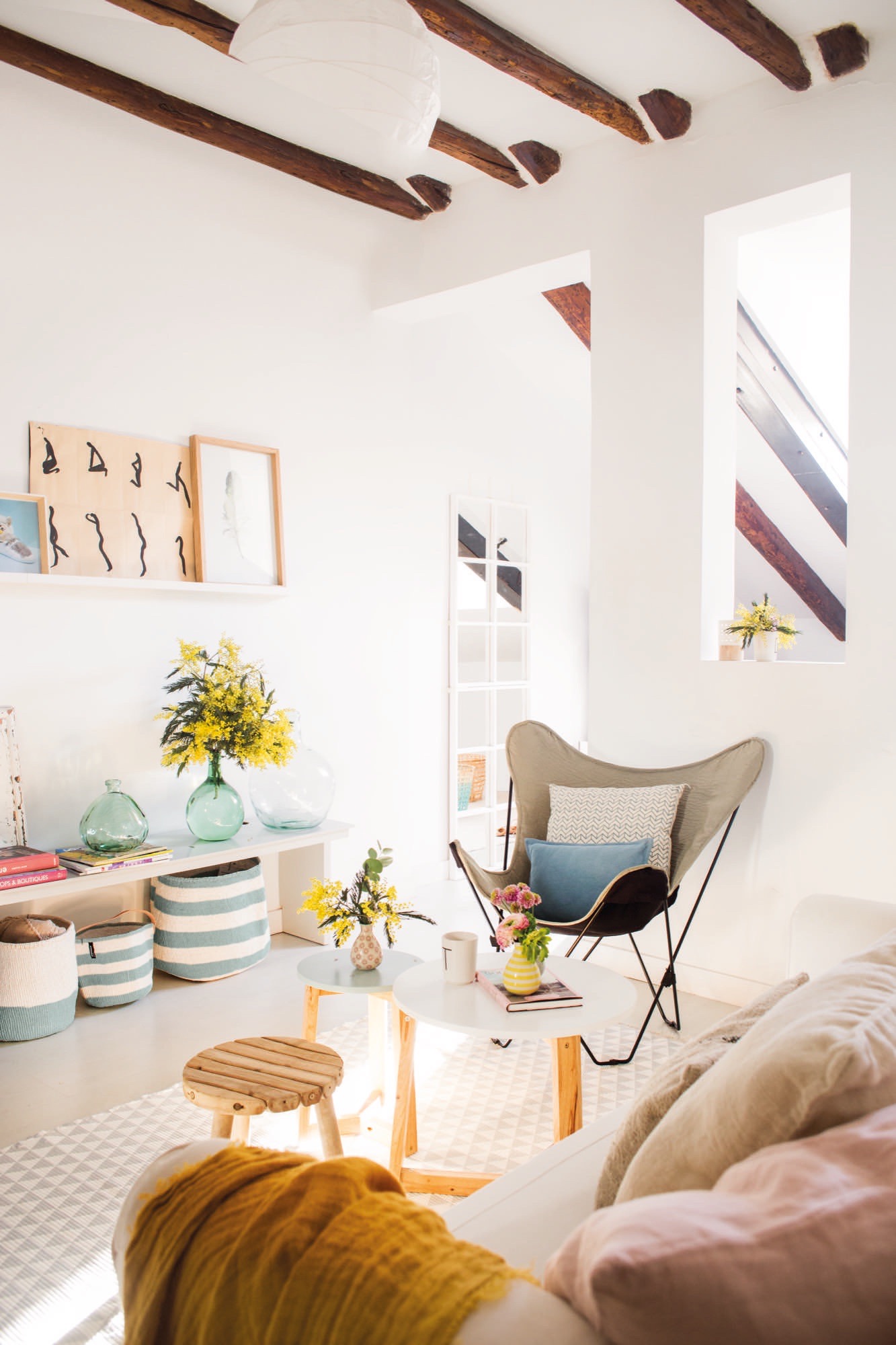 Un apartamento que combina el estilo rústico y nórdico