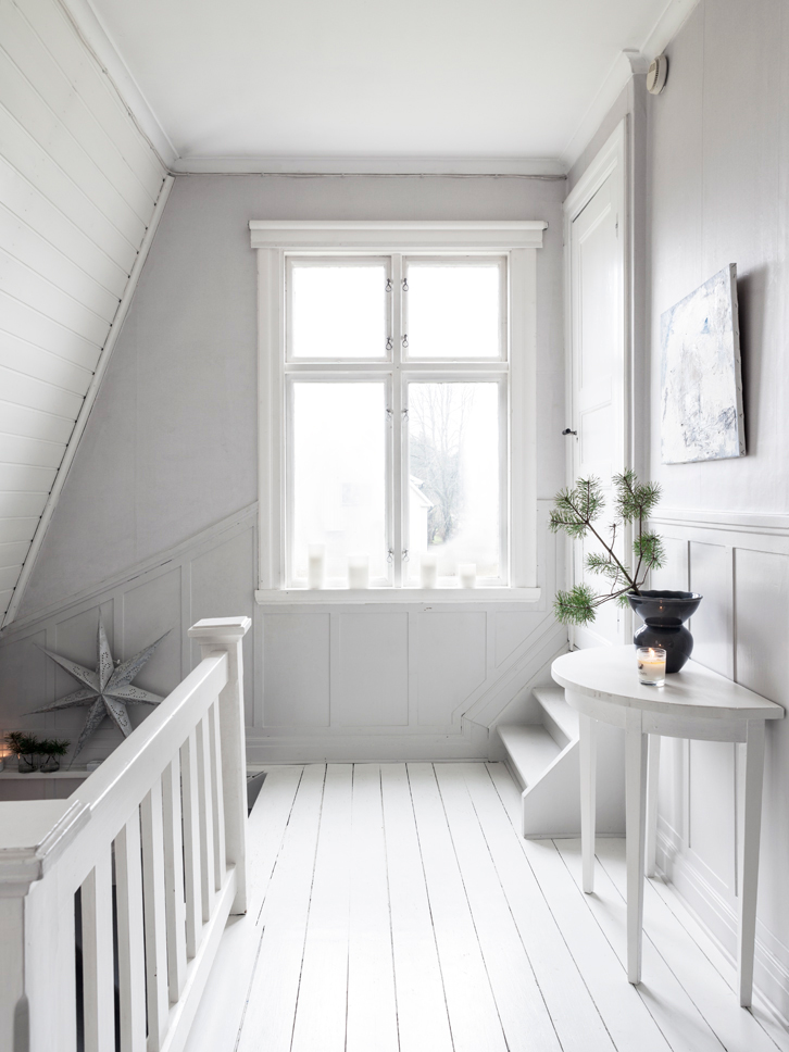 Un casa vestida para Navidad en blanco y verde