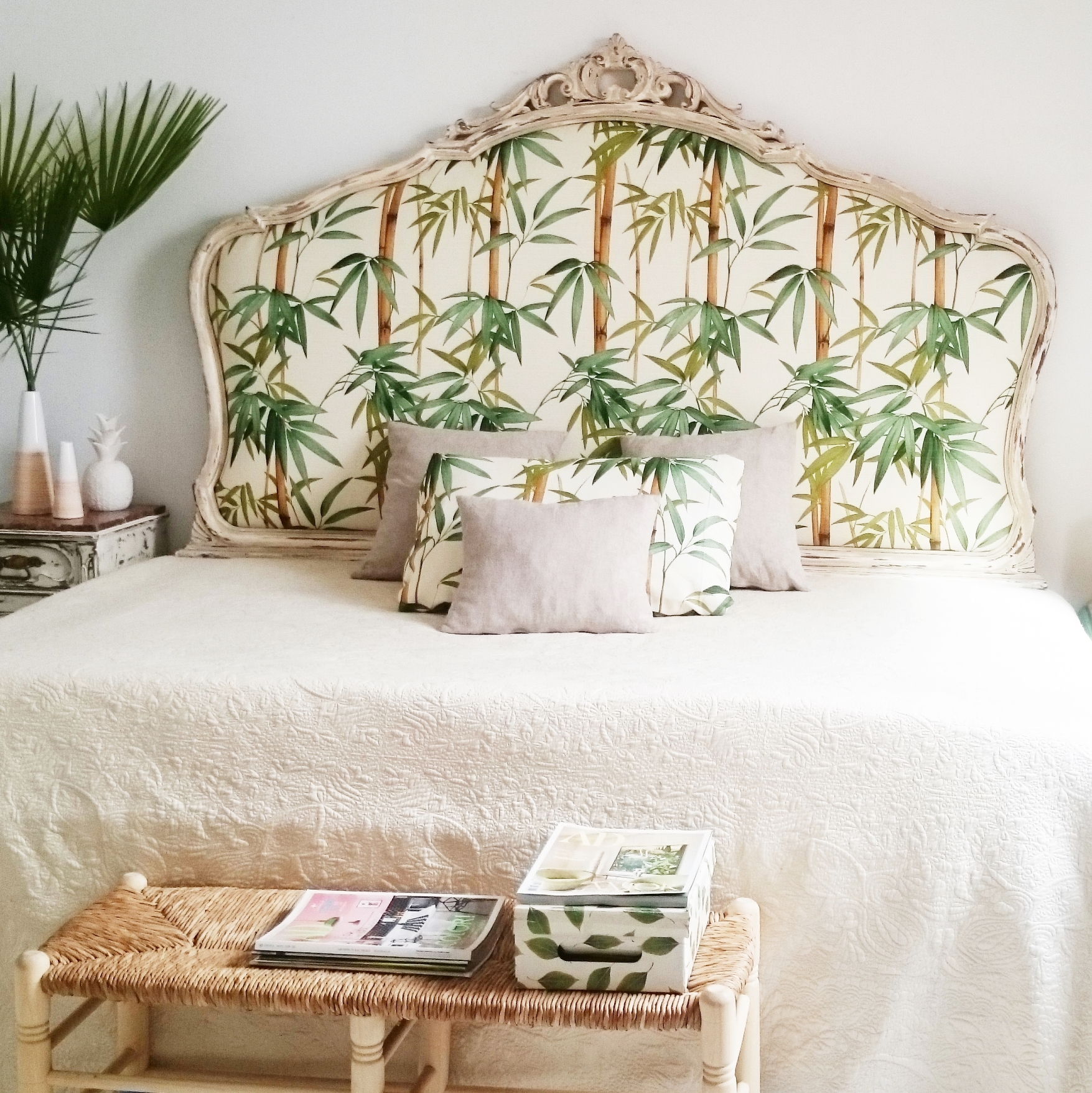 un original cabecero decapado y con tapizado de estilo tropical