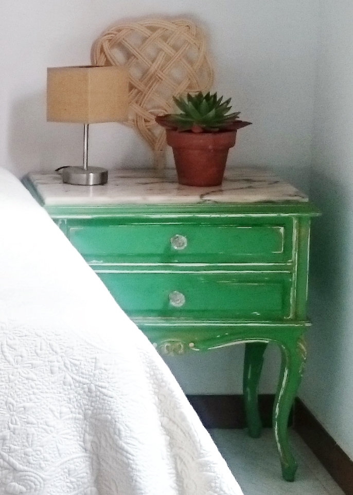 Un original cabecero decapado y con tapizado de estilo tropical