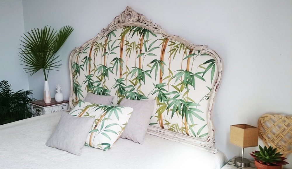 Un original cabecero decapado y con tapizado de estilo tropical