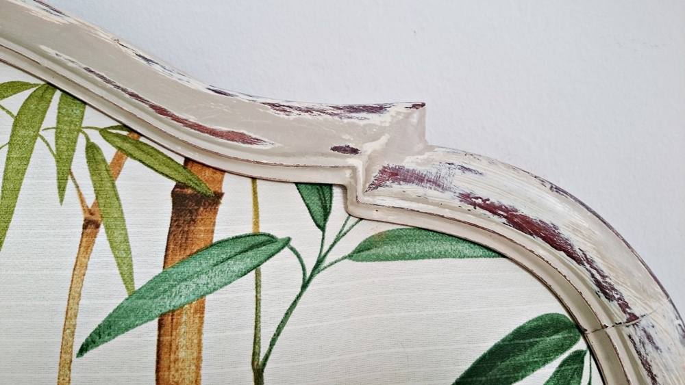 Un original cabecero decapado y con tapizado de estilo tropical