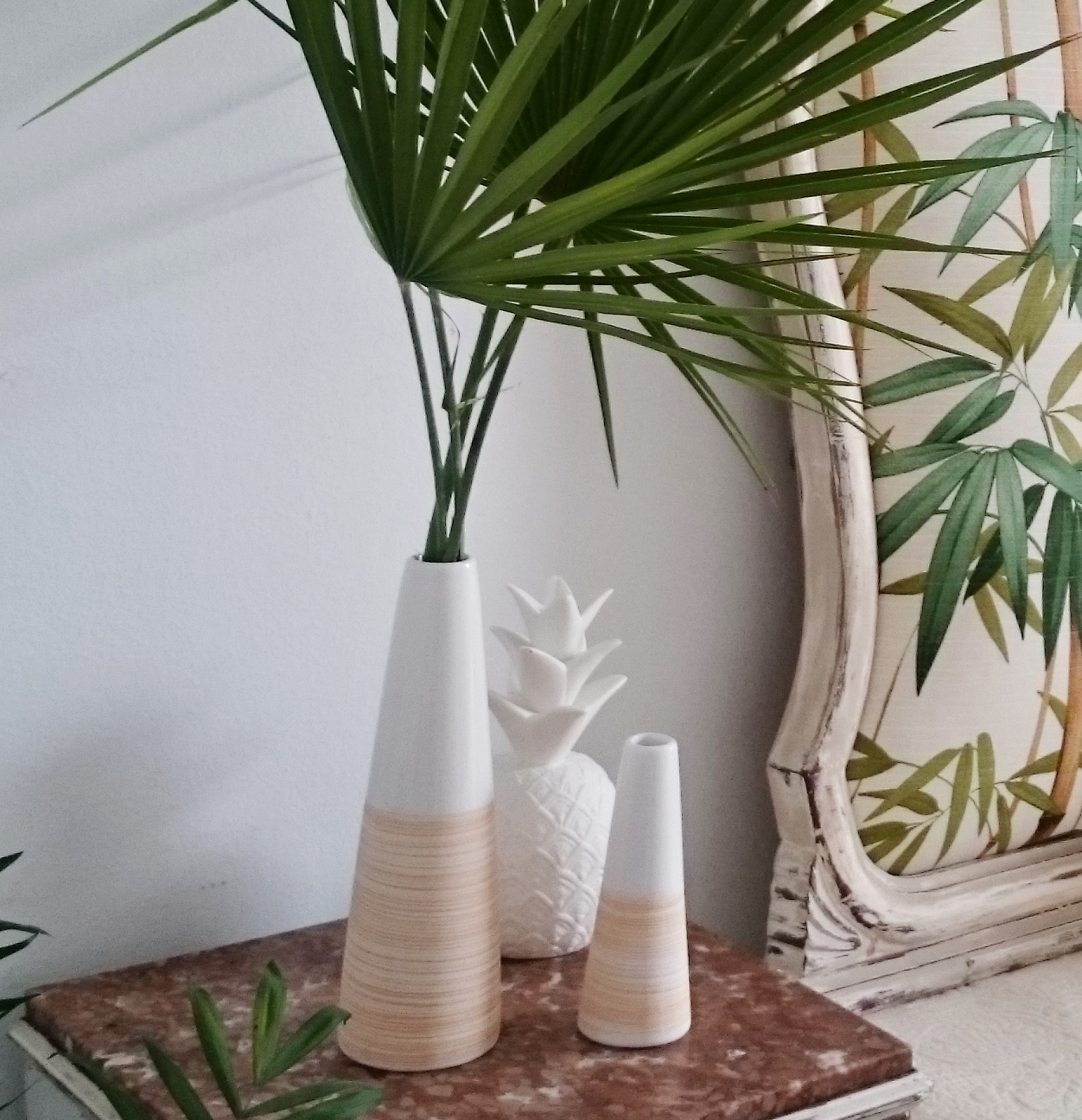 Un original cabecero decapado y con tapizado de estilo tropical