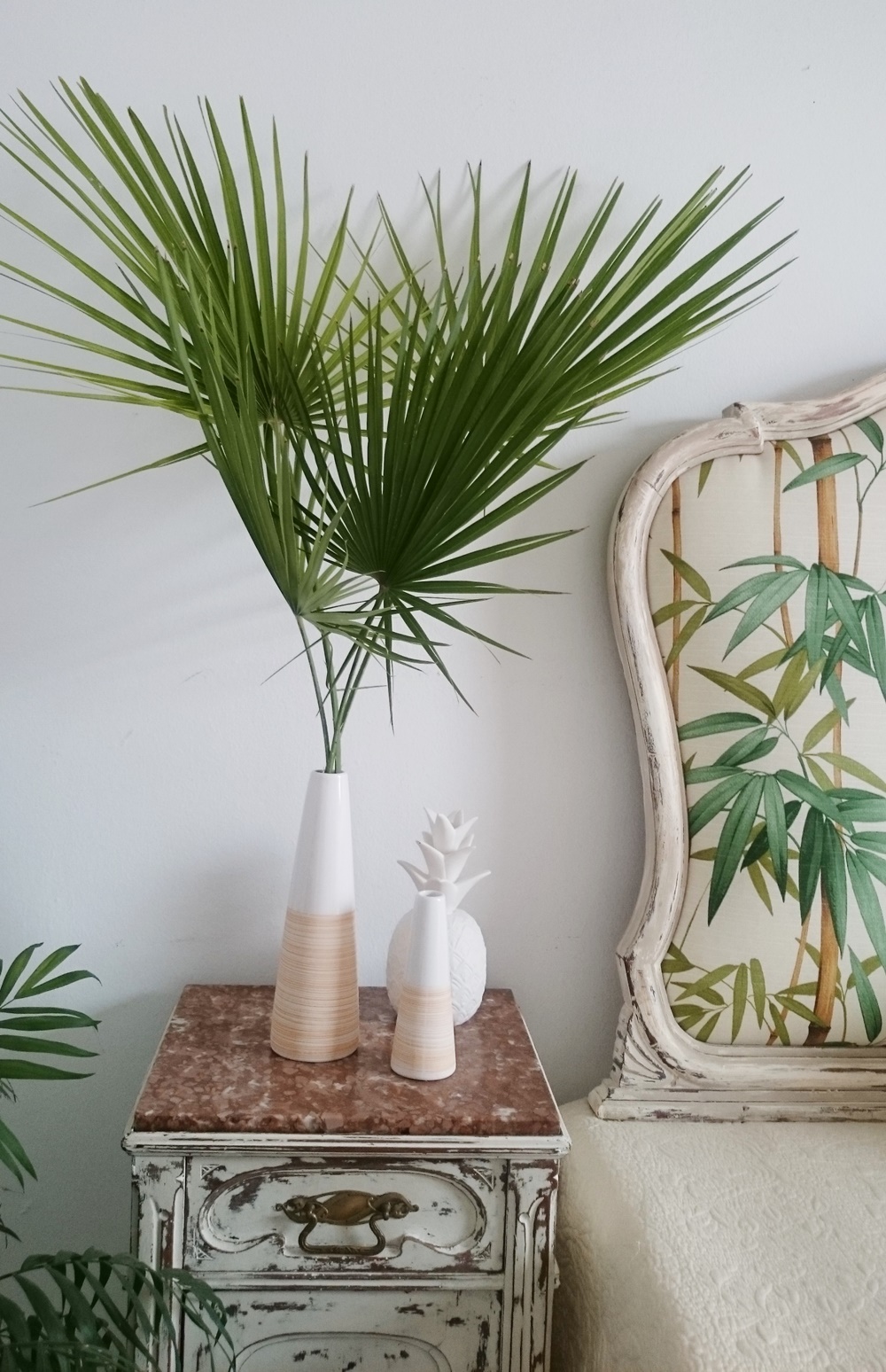 Un original cabecero decapado y con tapizado de estilo tropical