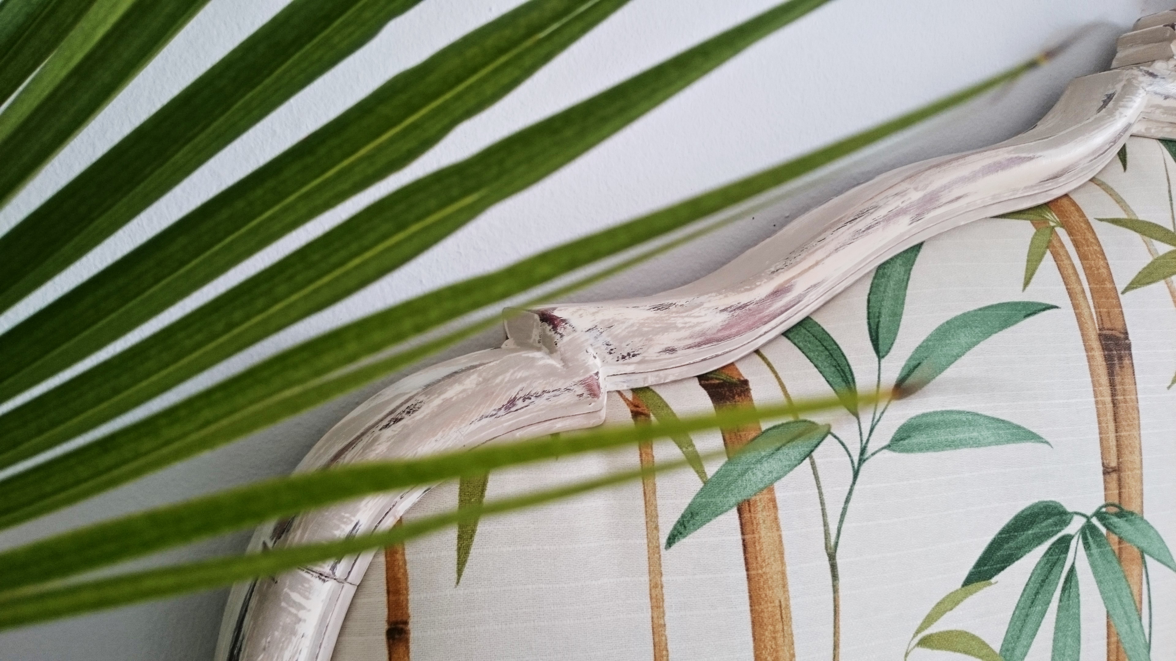 Un original cabecero decapado y con tapizado de estilo tropical