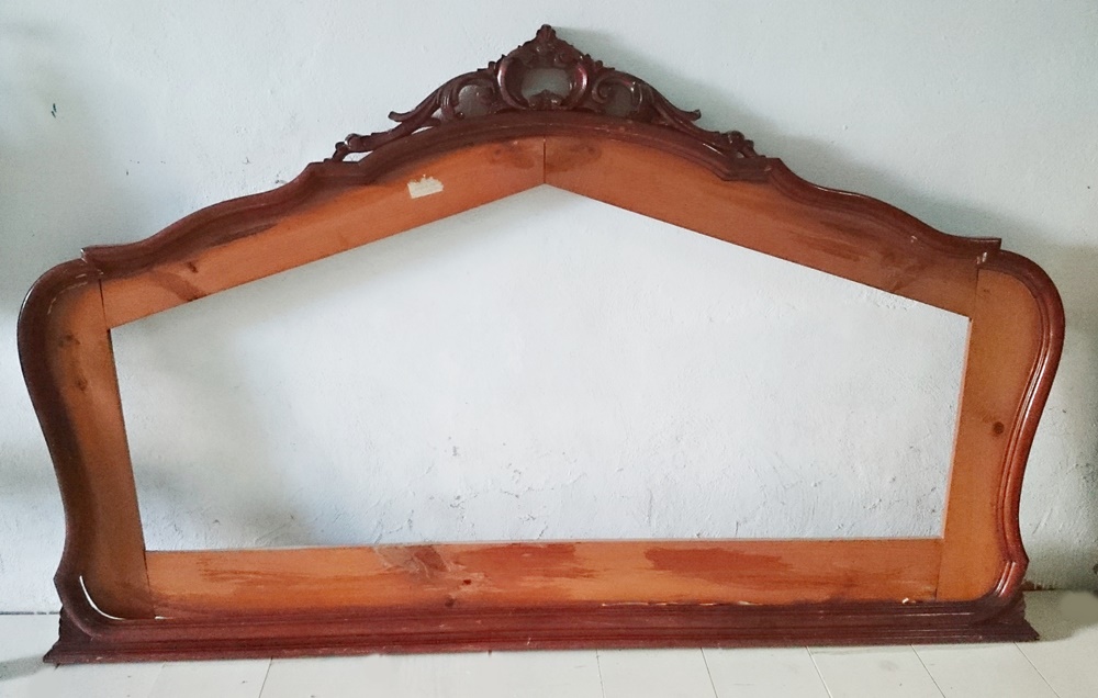 Un original cabecero decapado y con tapizado de estilo tropical