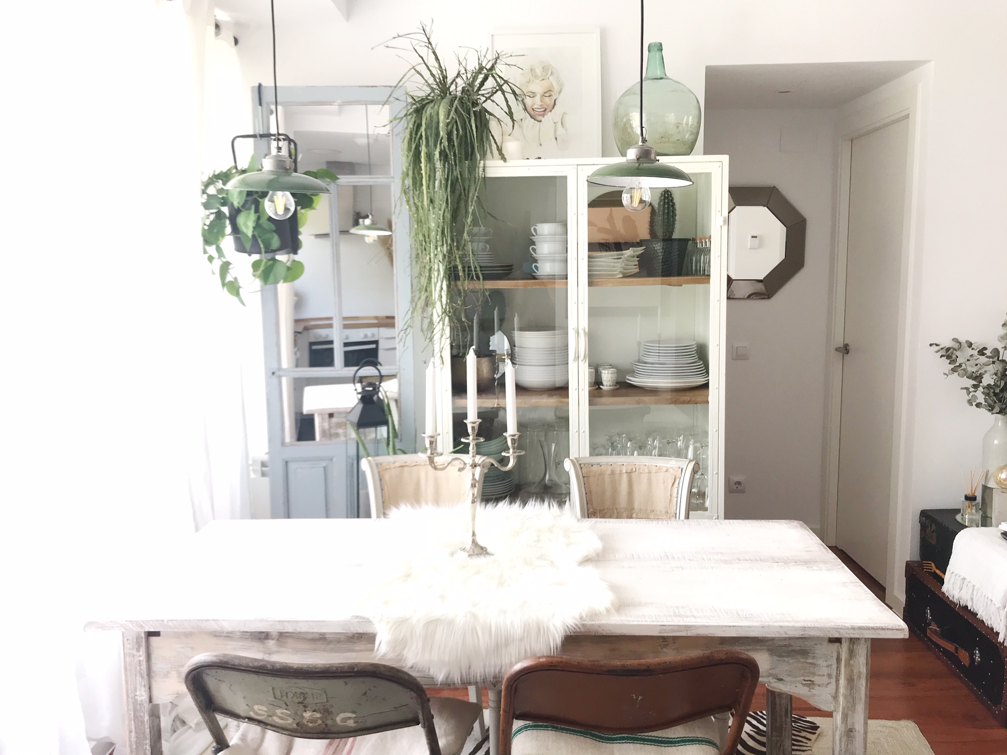 Un salón que utiliza puertas espejo para ganar amplitud