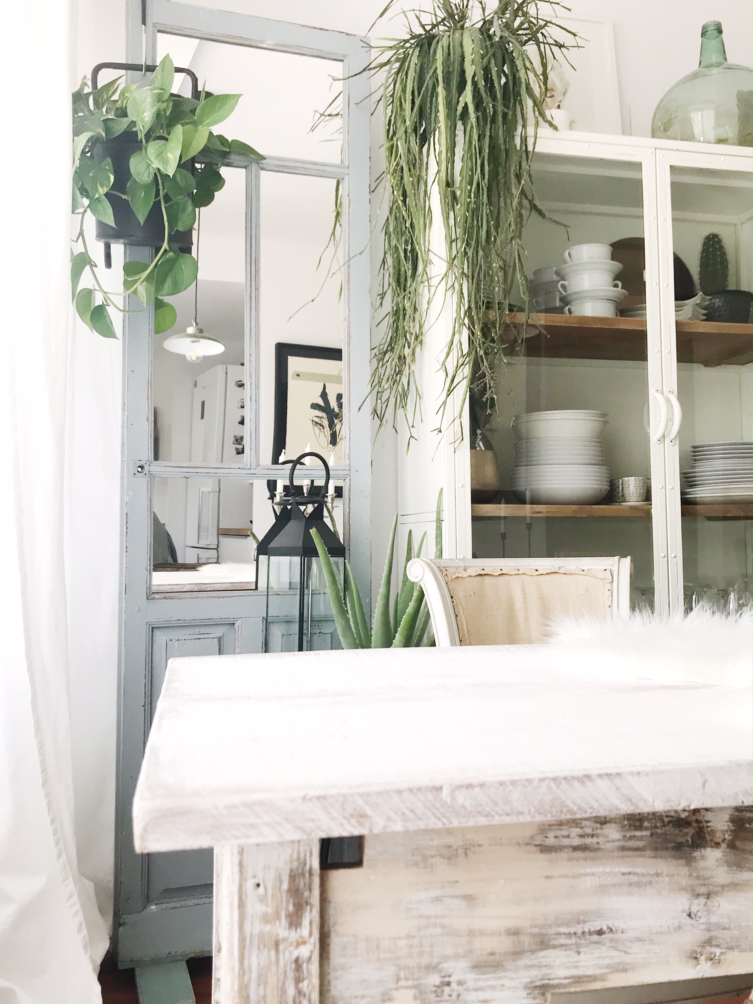 Un salón que utiliza puertas espejo para ganar amplitud