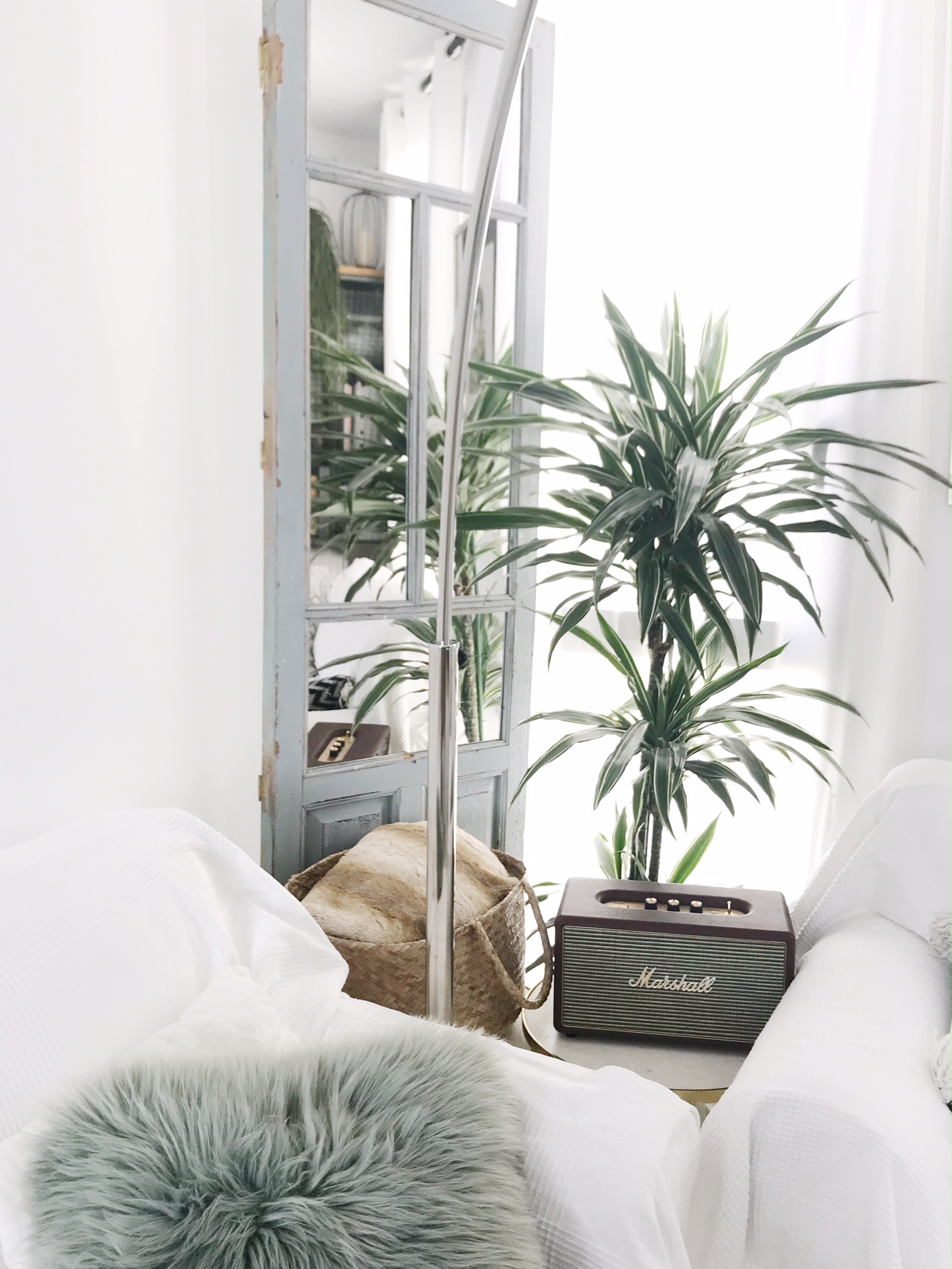 Un salón que utiliza puertas espejo para ganar amplitud