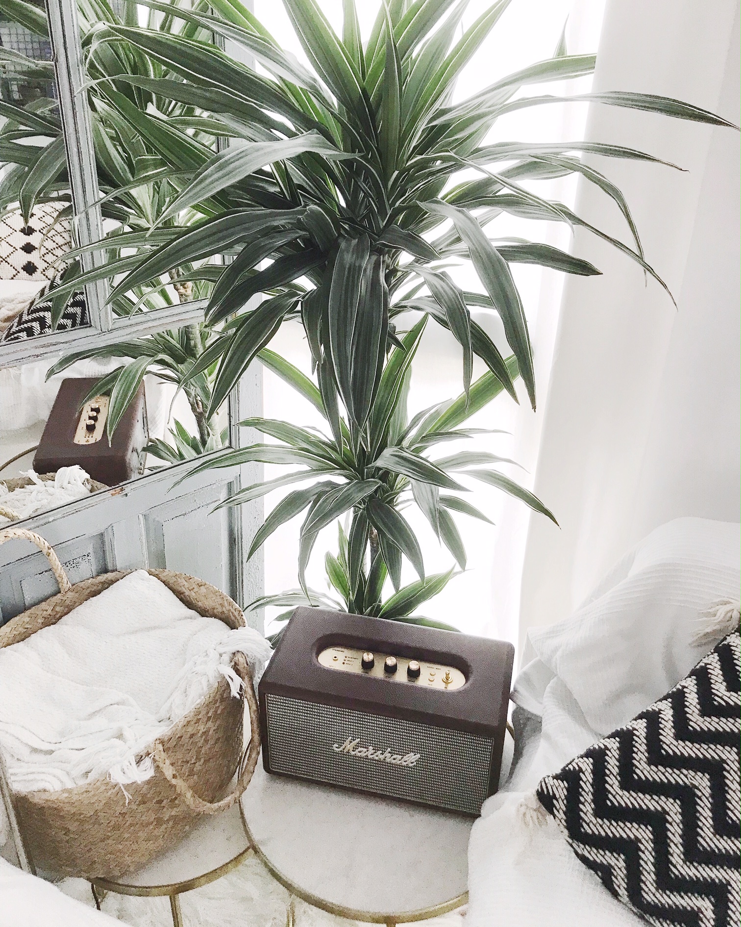 Un salón que utiliza puertas espejo para ganar amplitud