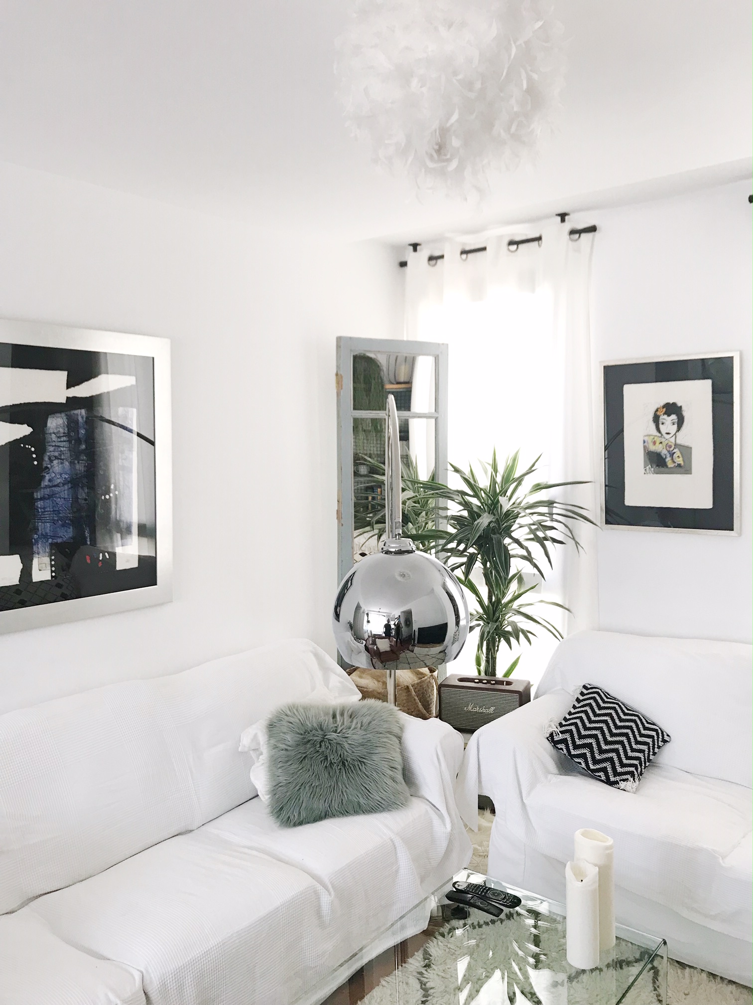 Un salón que utiliza puertas espejo para ganar amplitud