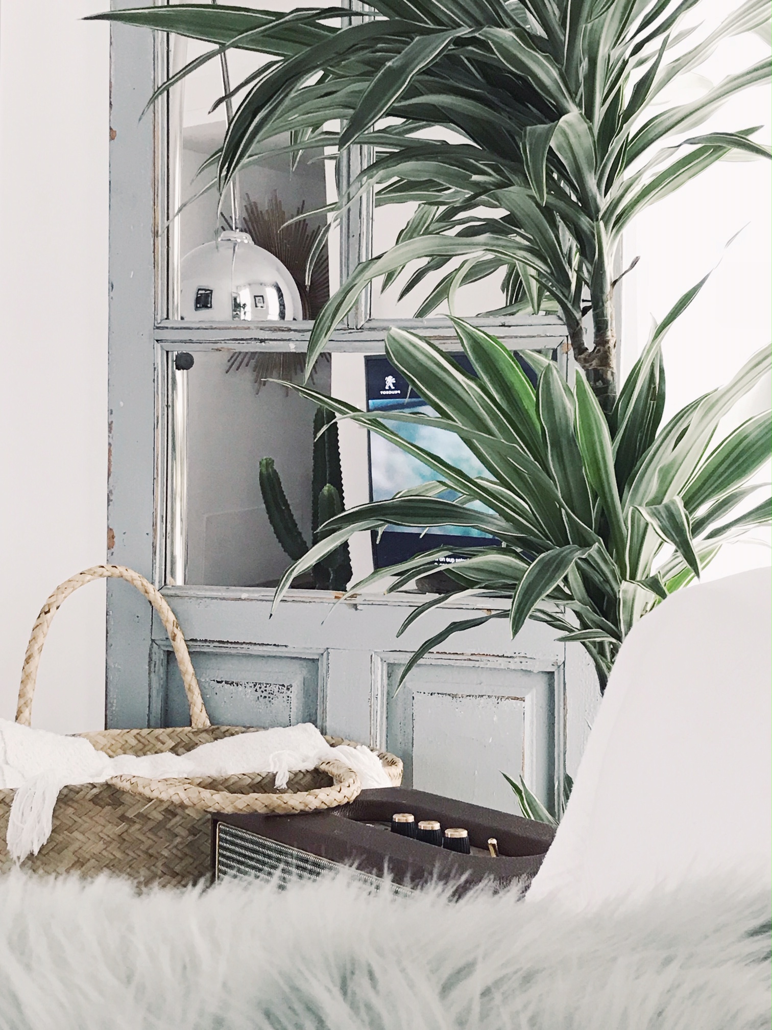 Un salón que utiliza puertas espejo para ganar amplitud