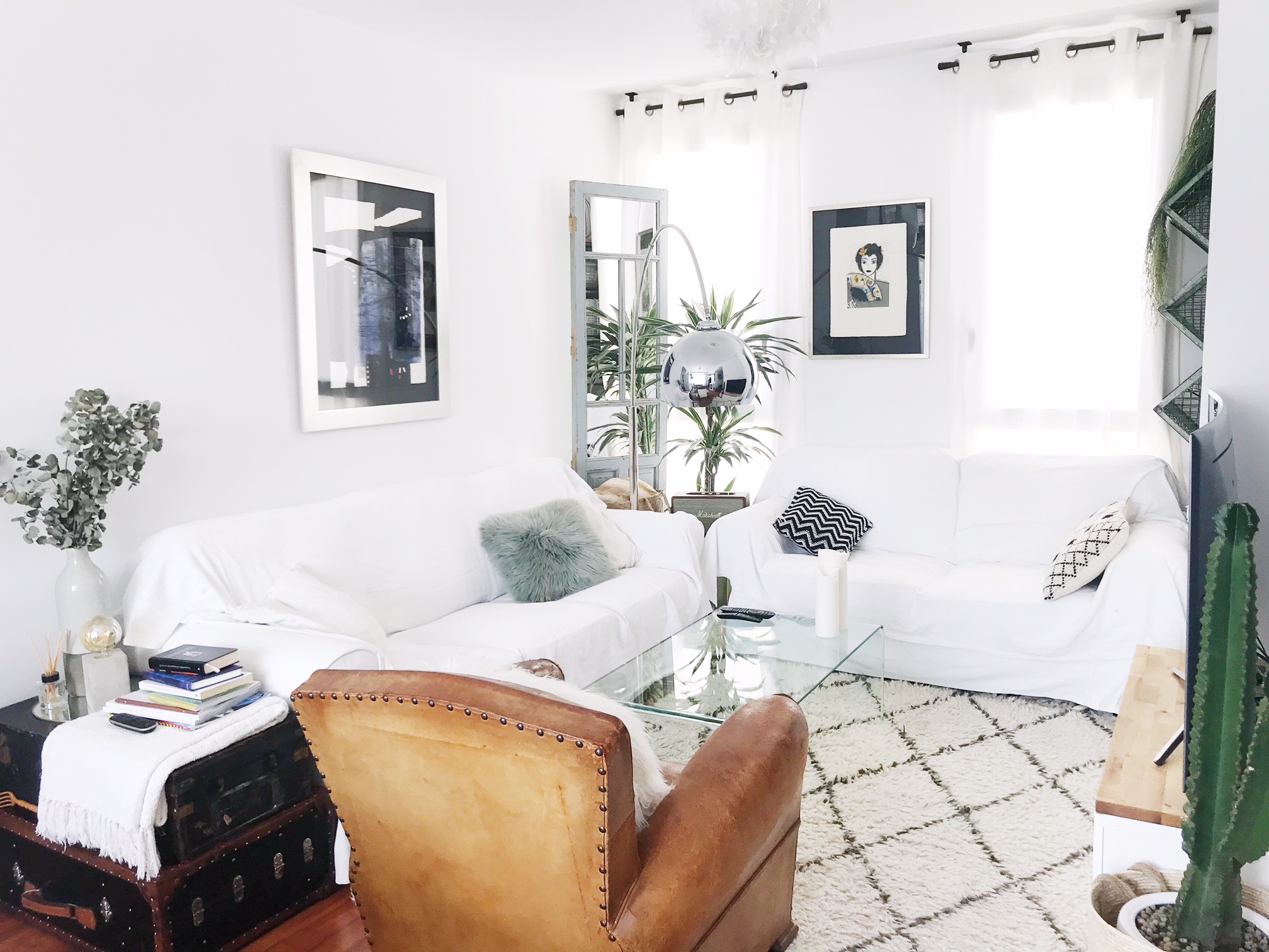 Un salón que utiliza puertas espejo para ganar amplitud