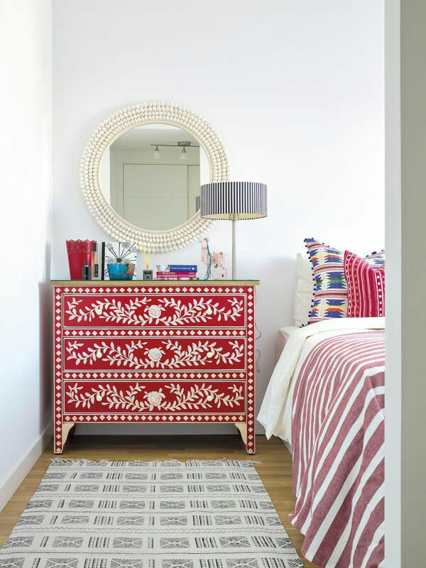 Una cómoda fucsia de estilo boho chic