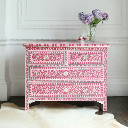 Una cómoda fucsia de estilo boho chic