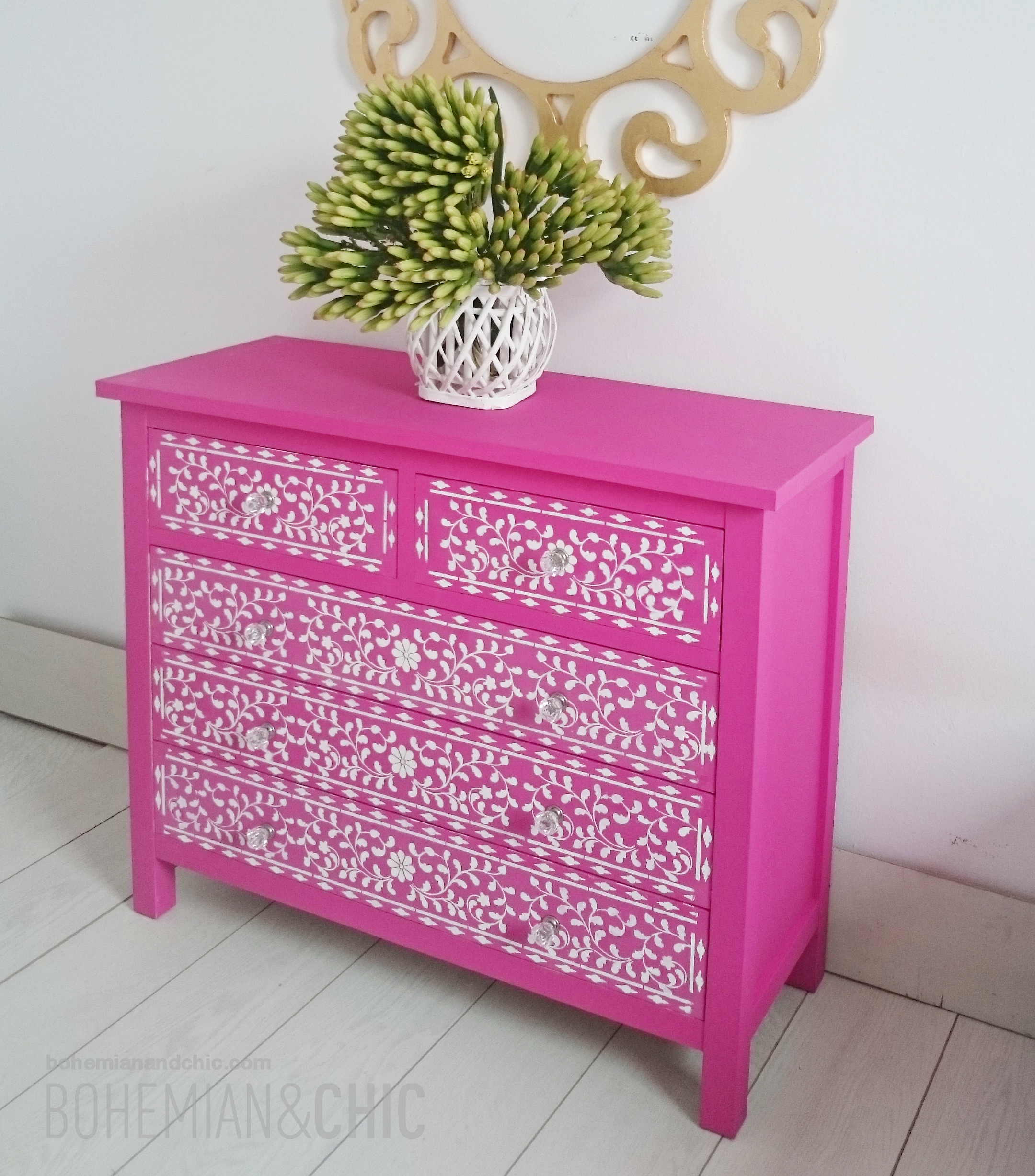 Una cómoda fucsia de estilo boho chic