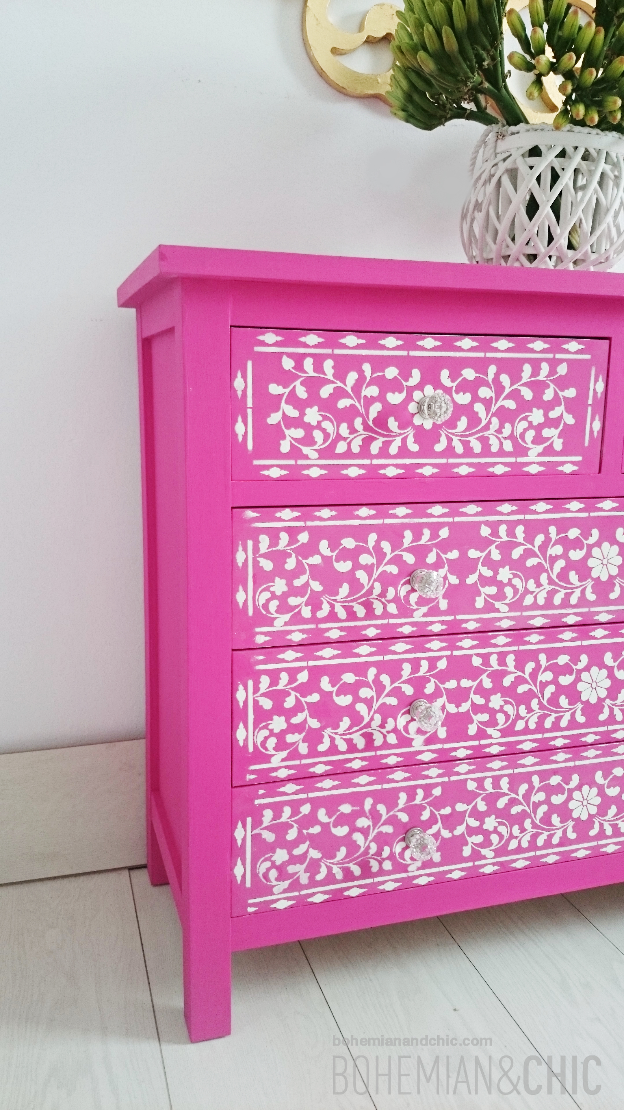 Una cómoda fucsia de estilo boho chic