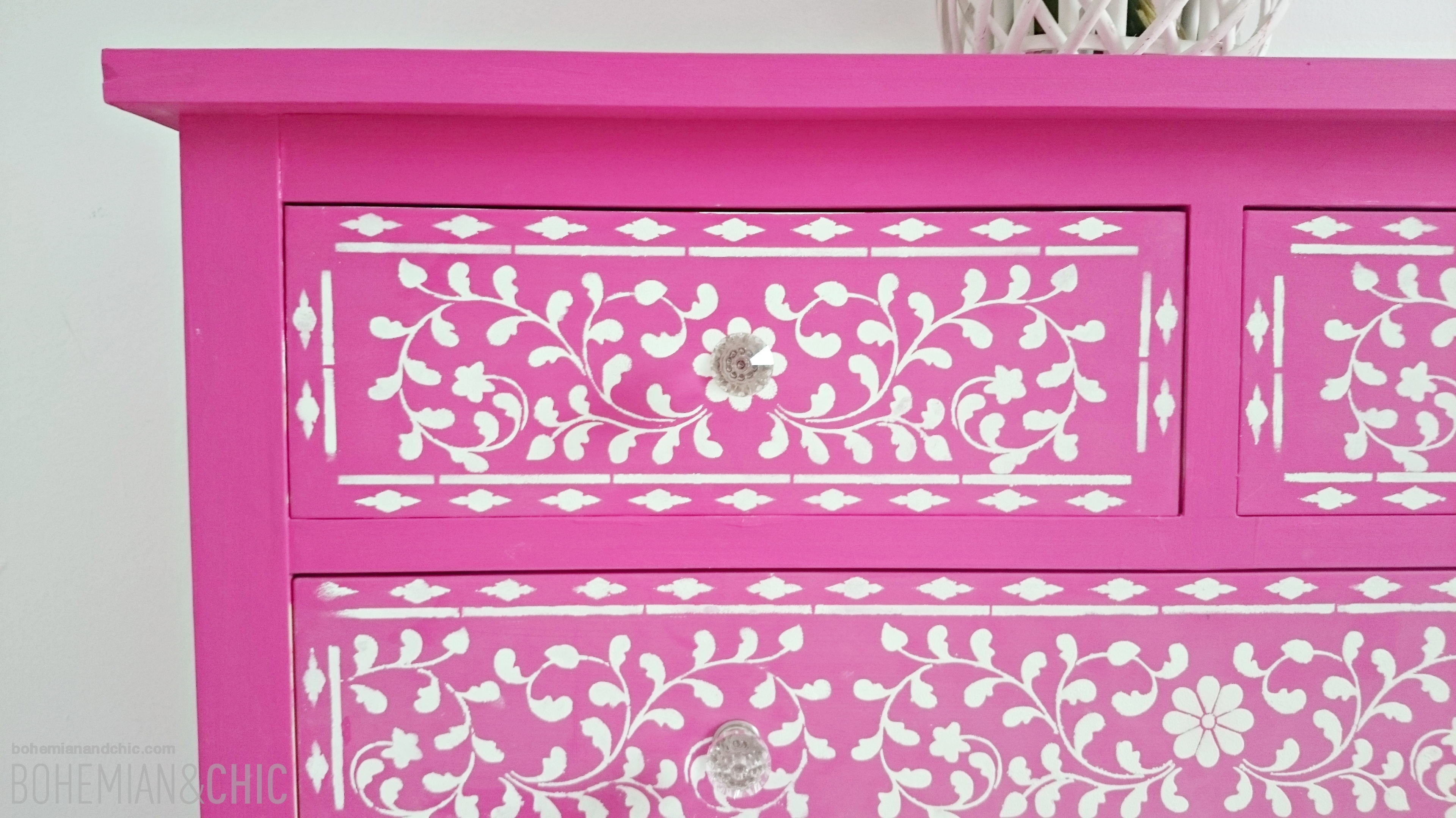 Una cómoda fucsia de estilo boho chic