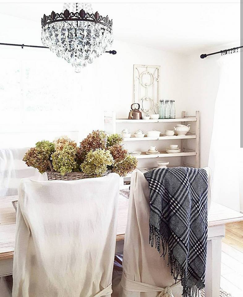 Una casa de campo con piezas antiguas y vintage