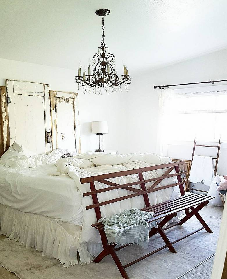 Una casa de campo con piezas antiguas y vintage