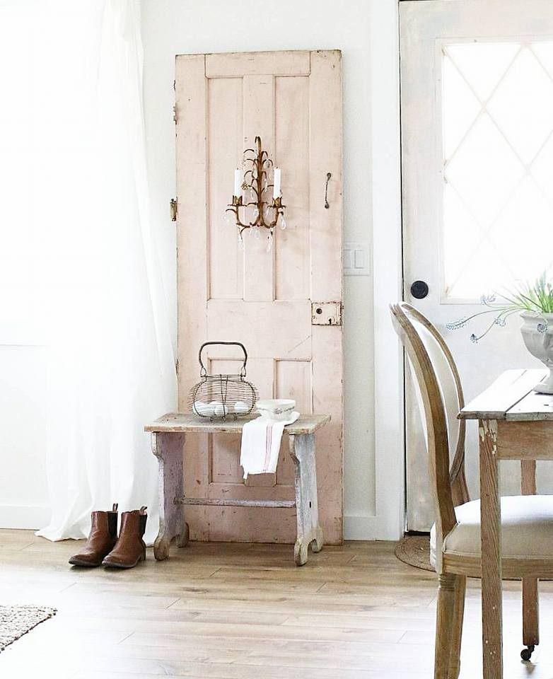 Una casa de campo con piezas antiguas y vintage