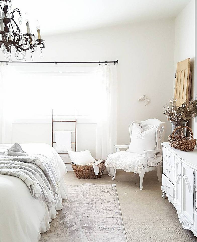 Una casa de campo con piezas antiguas y vintage