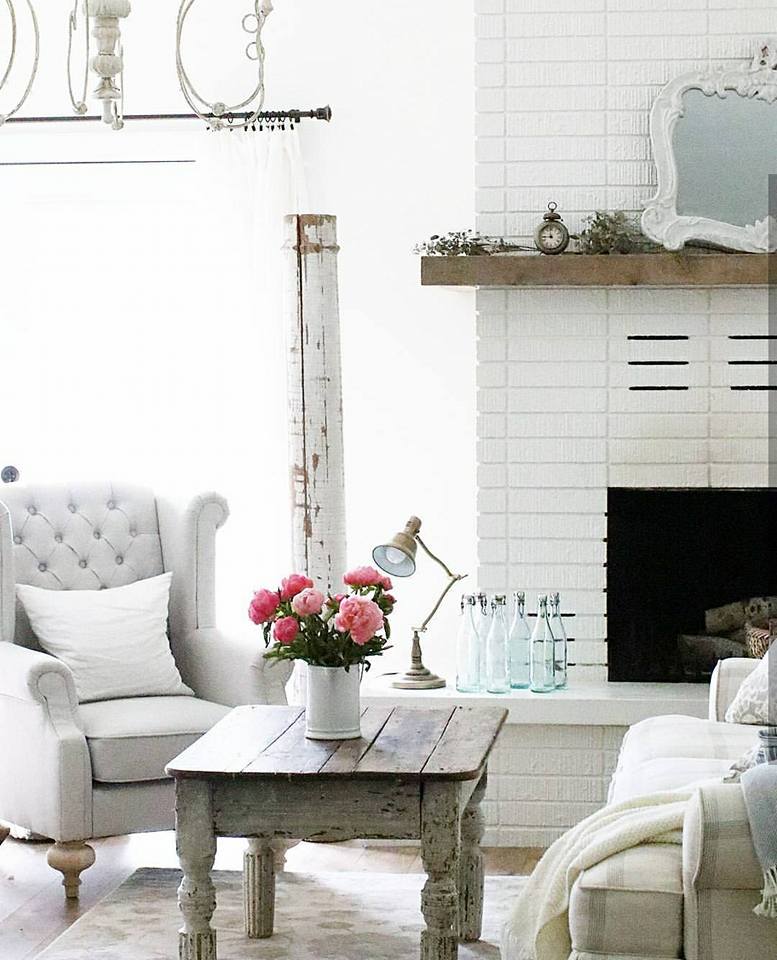 Una casa de campo con piezas antiguas y vintage