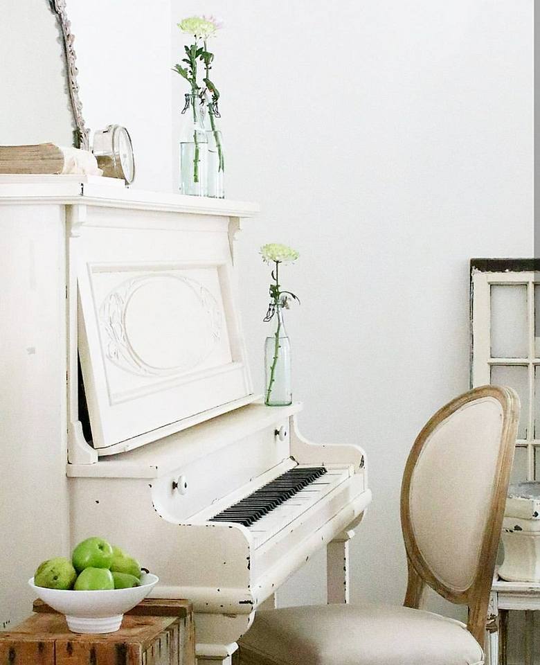 Una casa de campo con piezas antiguas y vintage