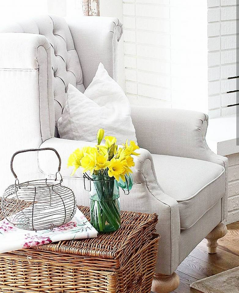 Una casa de campo con piezas antiguas y vintage