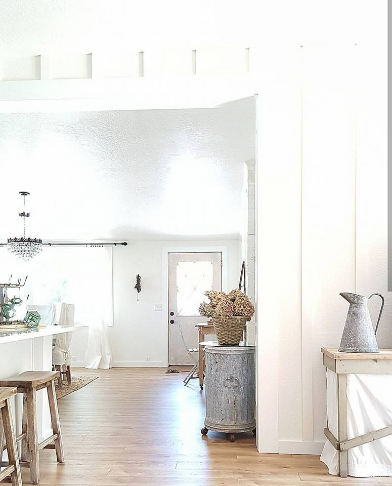 Una casa de campo con piezas antiguas y vintage