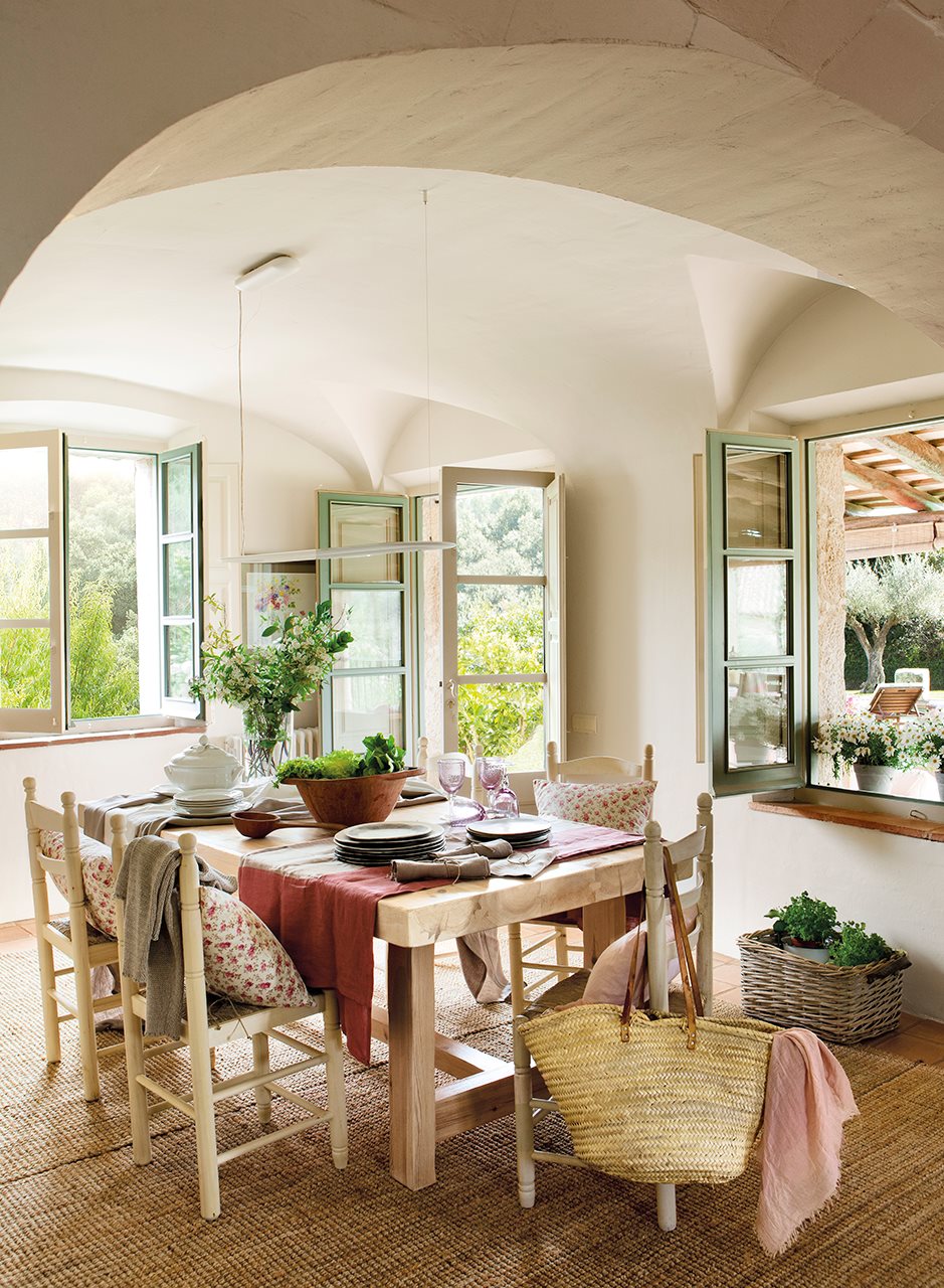 Una masía renovada de estilo rústico actual