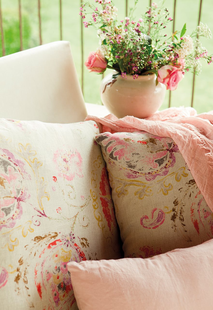 una masía renovada de estilo rústico actual