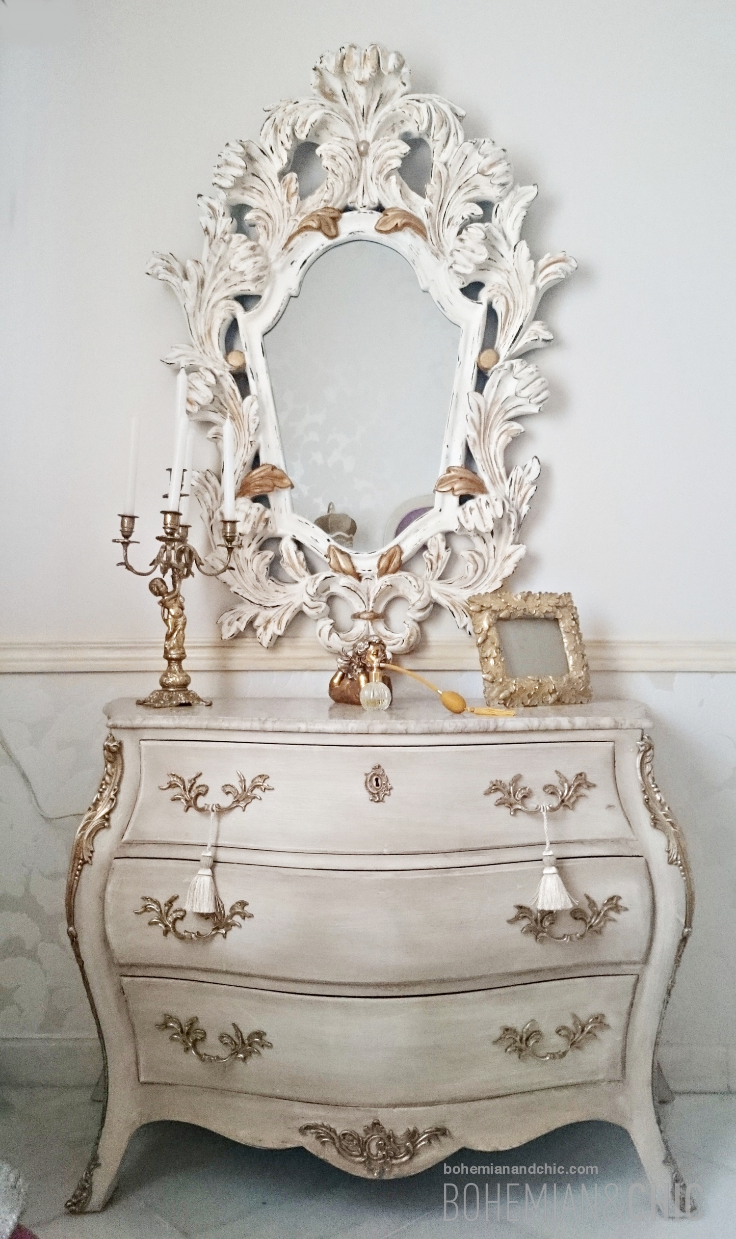 dormitorio de aire barroco con muebles restaurados