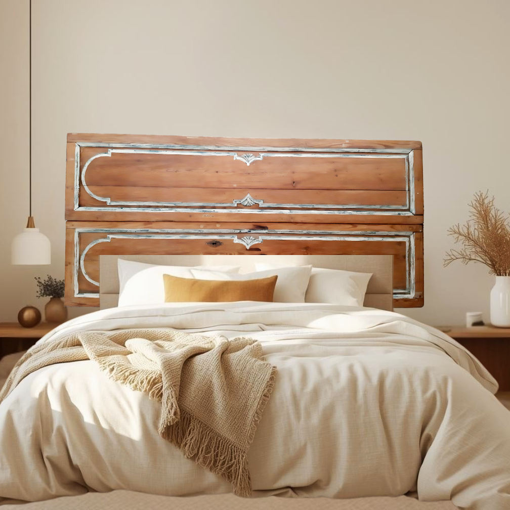 cabecero con puerta antigua en madera natural