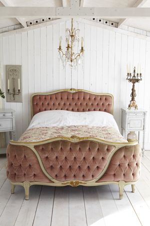 cama estilo Luis XV con motivos florales