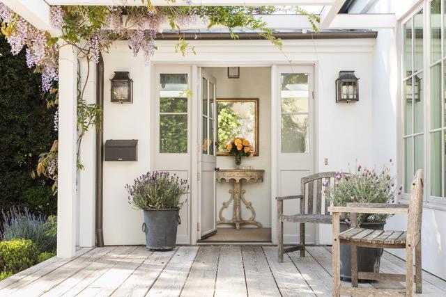 casa de estilo mediterráneo con un aire chic