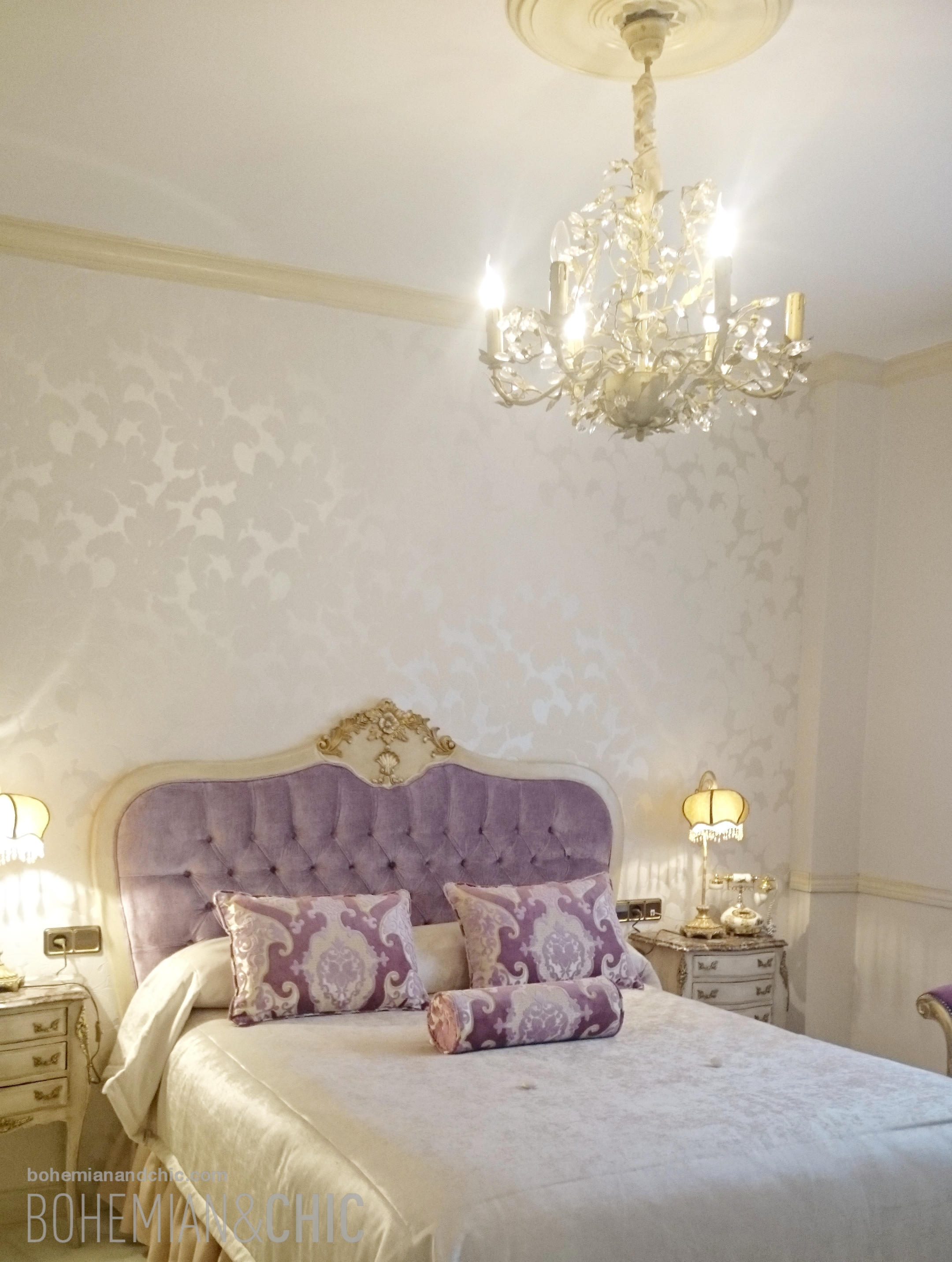 dormitorio de aire barroco con muebles restaurados