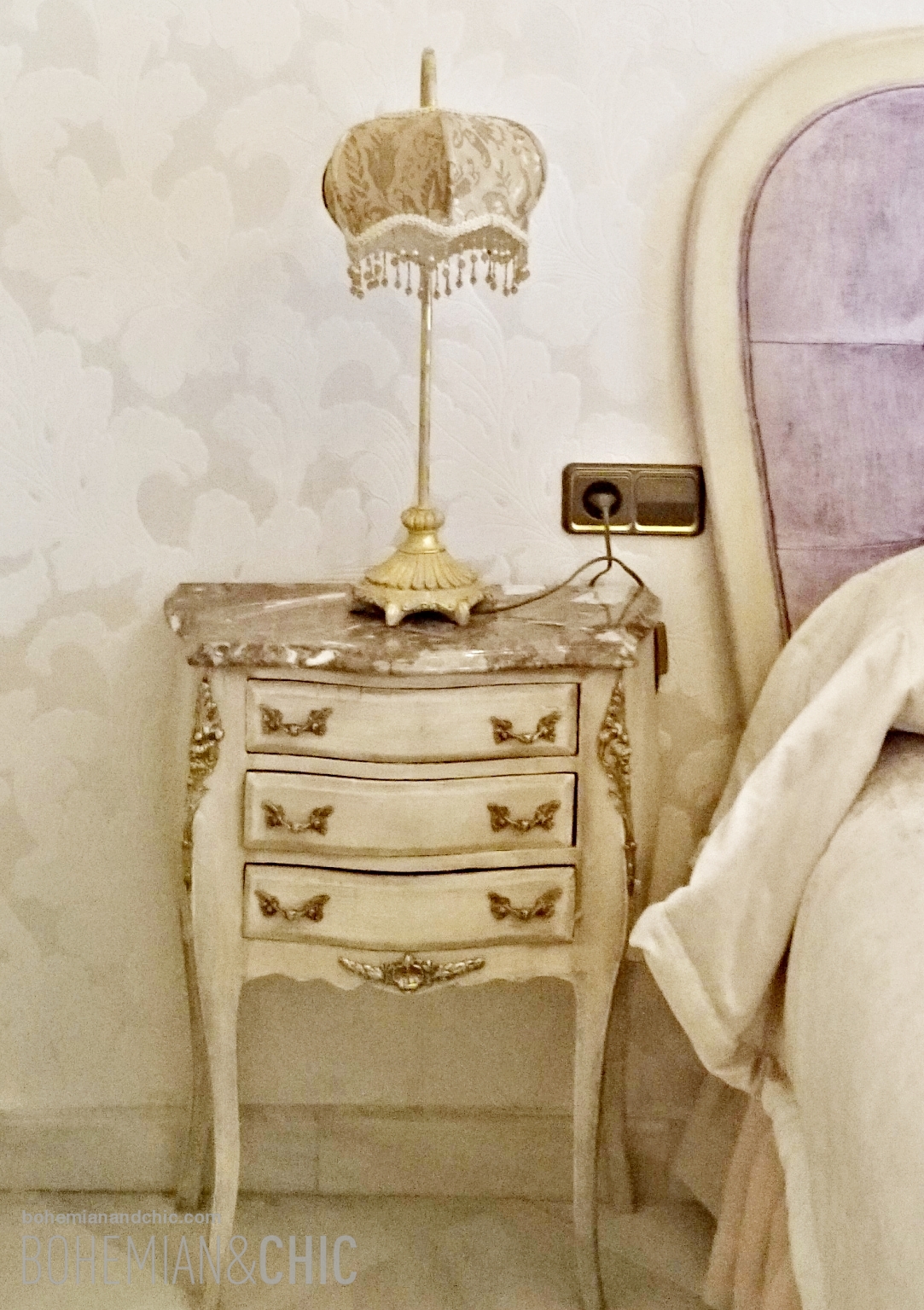 dormitorio de aire barroco con muebles restaurados