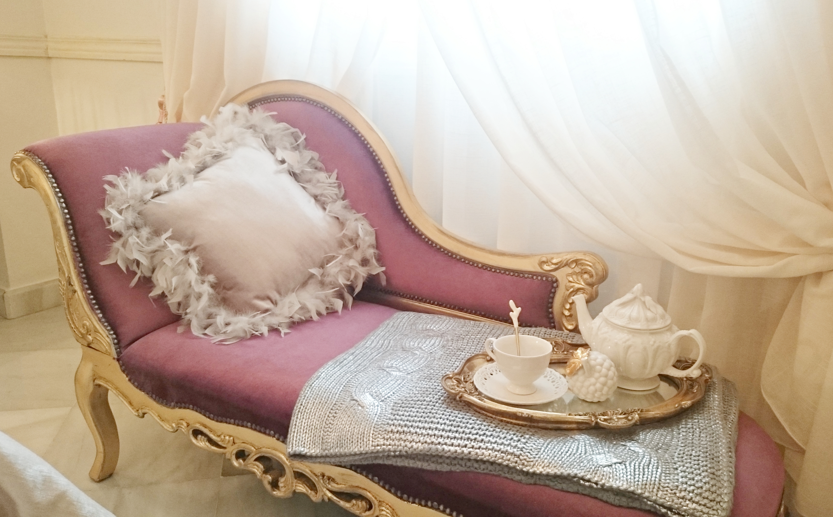 dormitorio de aire barroco con muebles restaurados